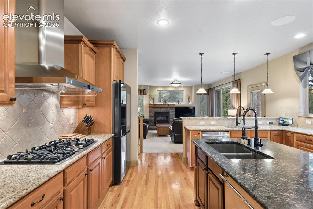 Image 14 of 50: Kitchen