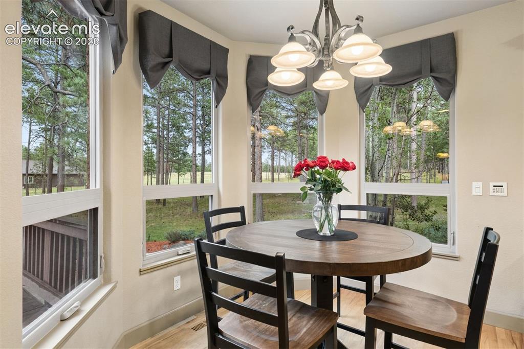 Image 16 of 50: Dining Area