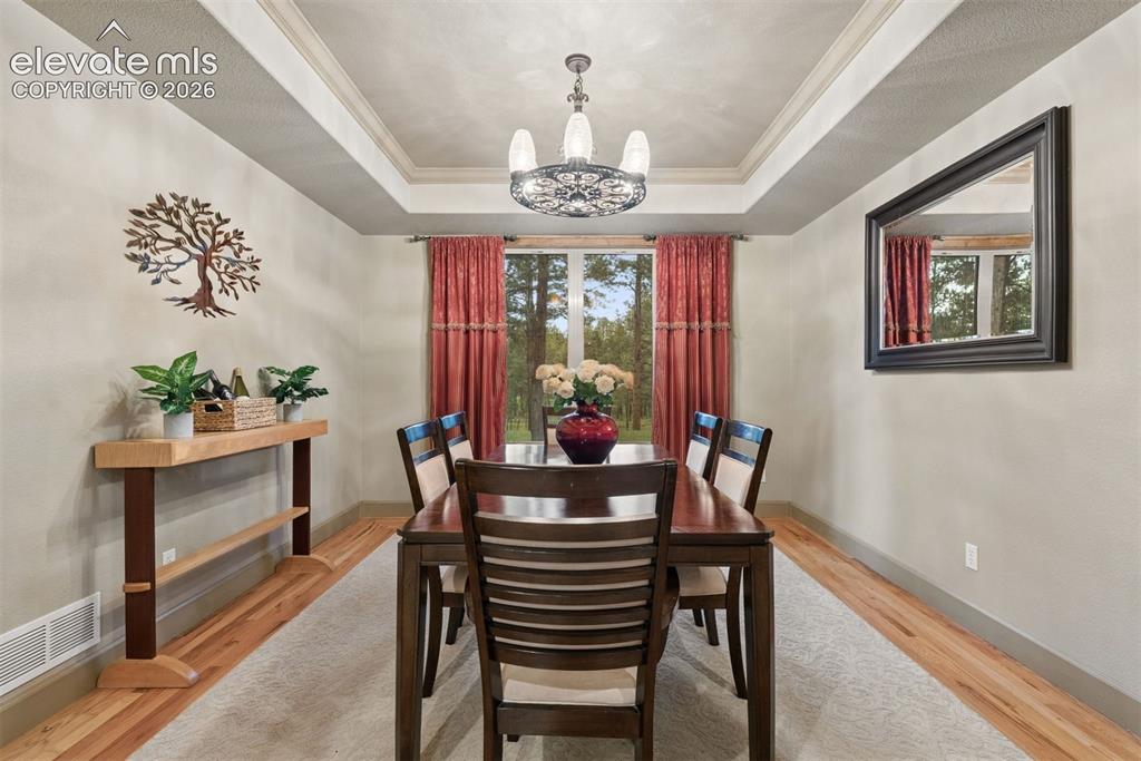 Image 18 of 50: Dining Area