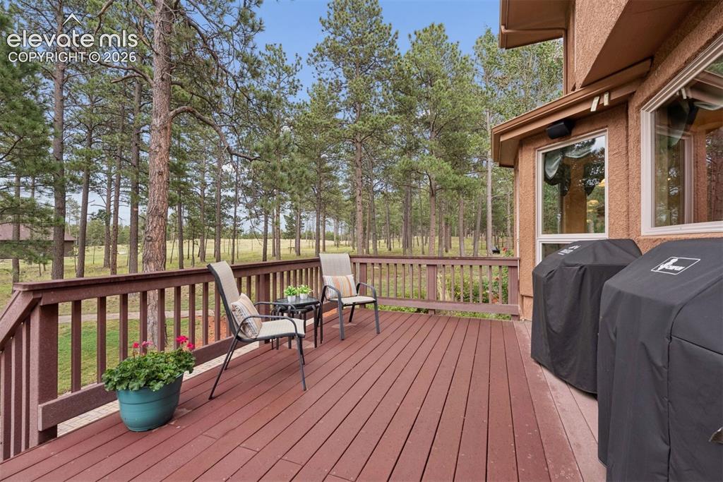Image 9 of 50: Deck
