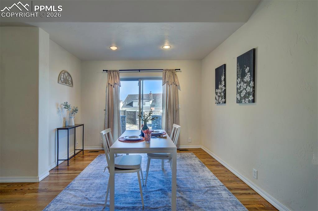 Image 15 of 44: Dining Area