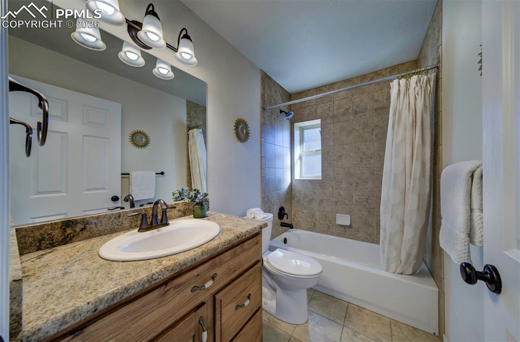 Image 21 of 44: Bathroom