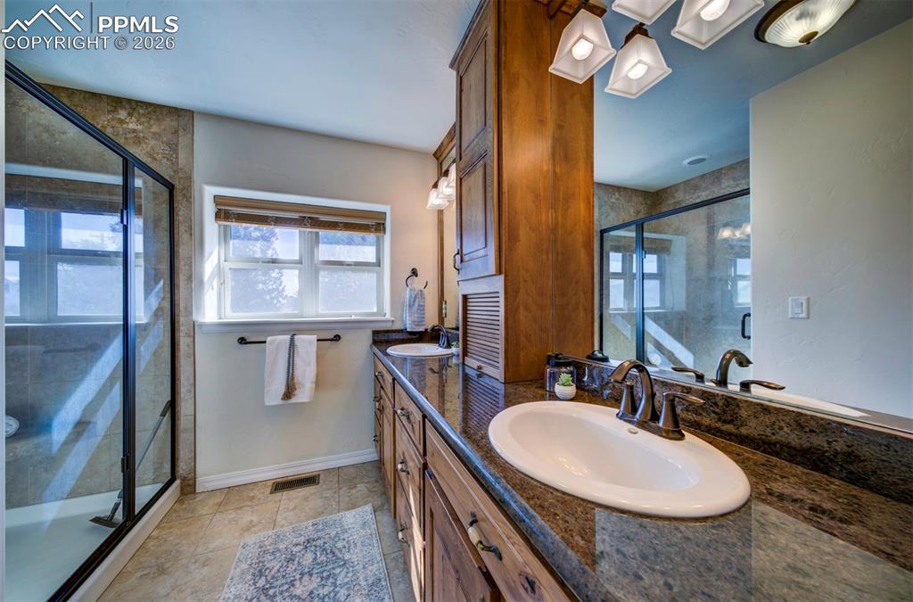 Image 22 of 44: Bathroom