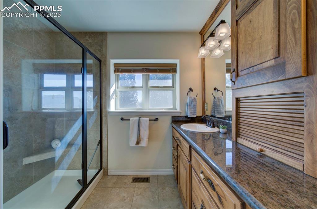 Image 23 of 44: Bathroom