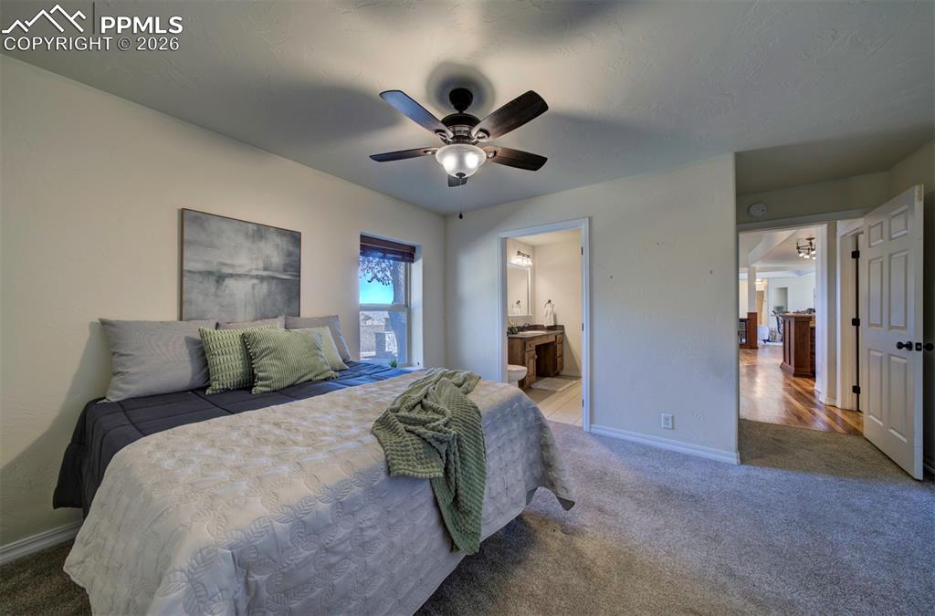 Image 29 of 44: Bedroom