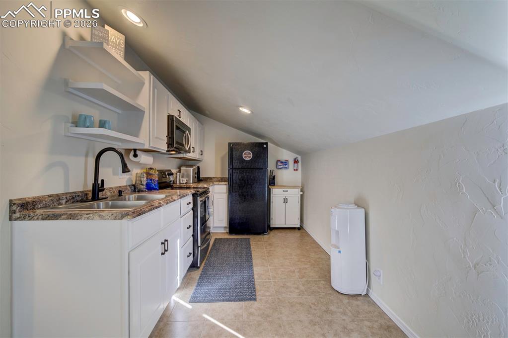 Image 39 of 44: Kitchen