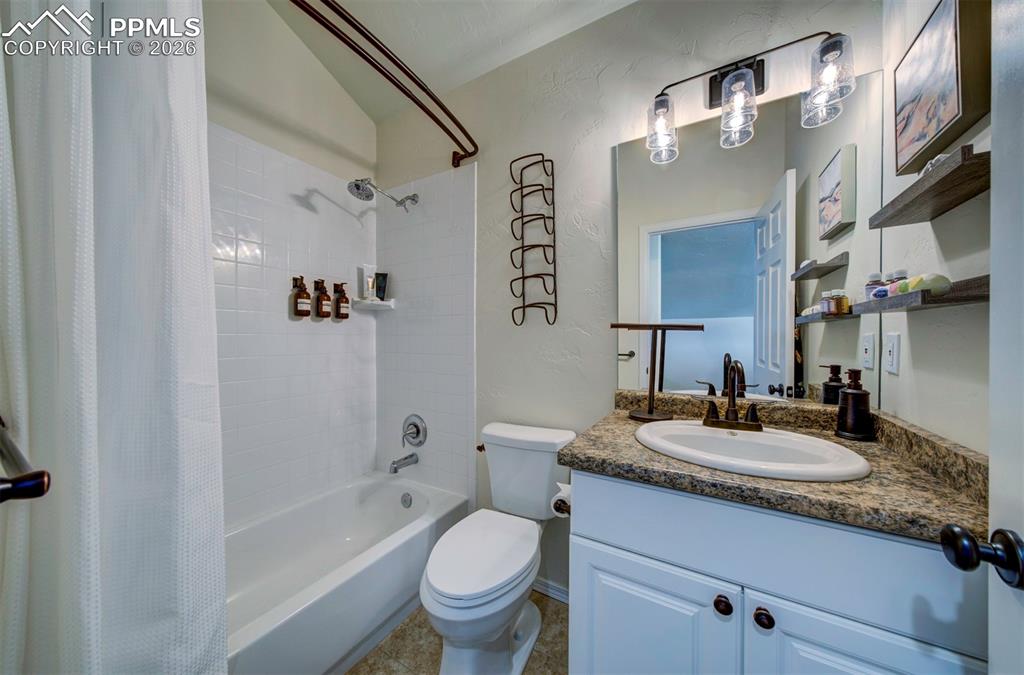 Image 40 of 44: Bathroom