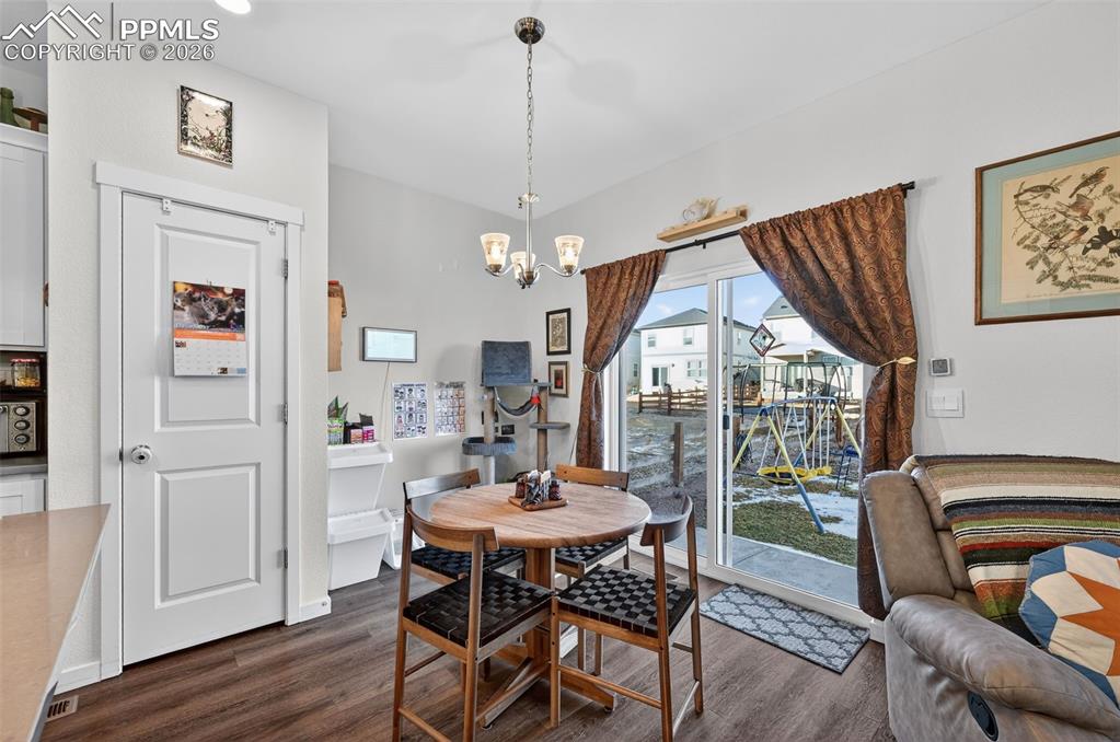 Image 10 of 36: Dining Area