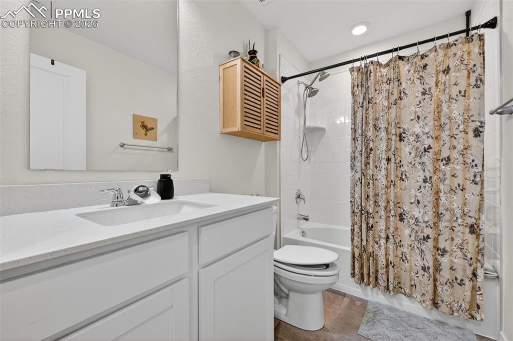 Image 18 of 36: Bathroom