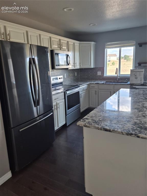 Image 14 of 32: Kitchen
