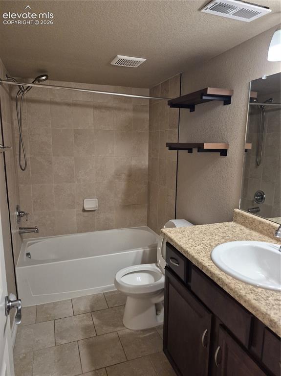 Image 19 of 32: Bathroom