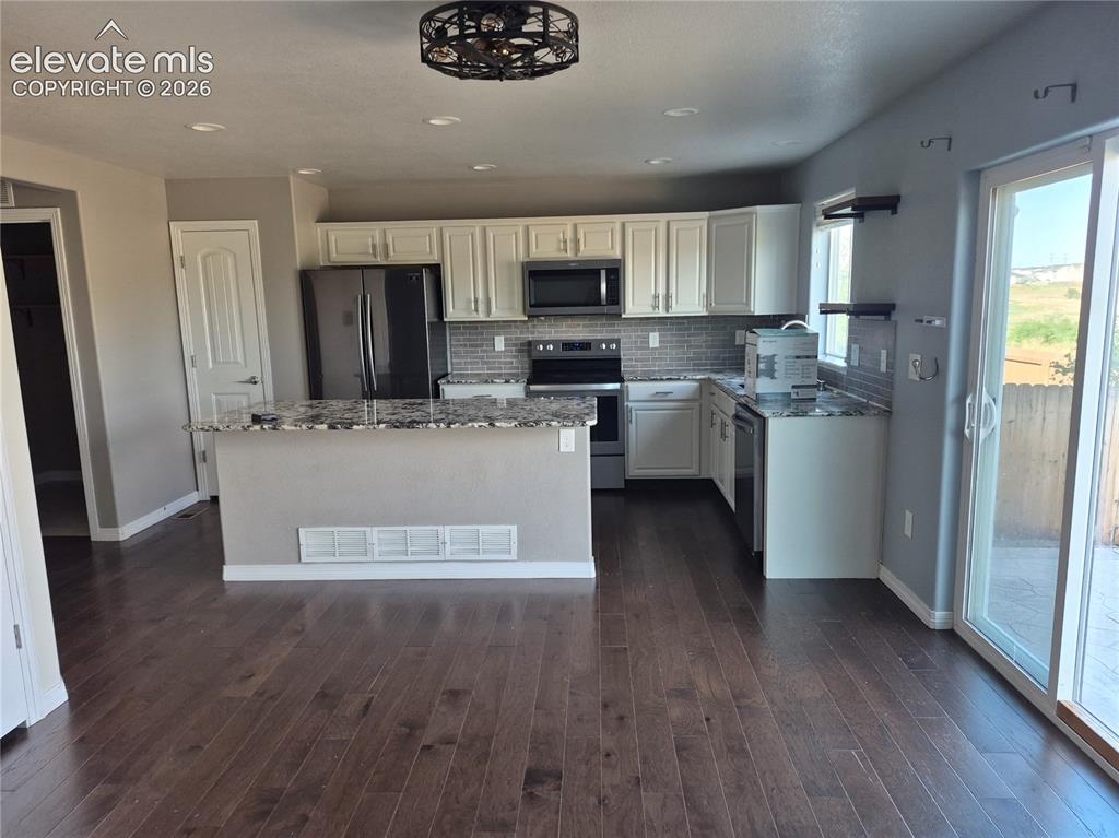 Image 7 of 32: Kitchen