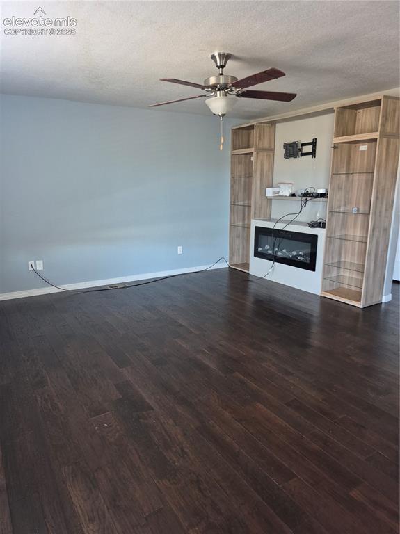 Image 9 of 32: Living Room