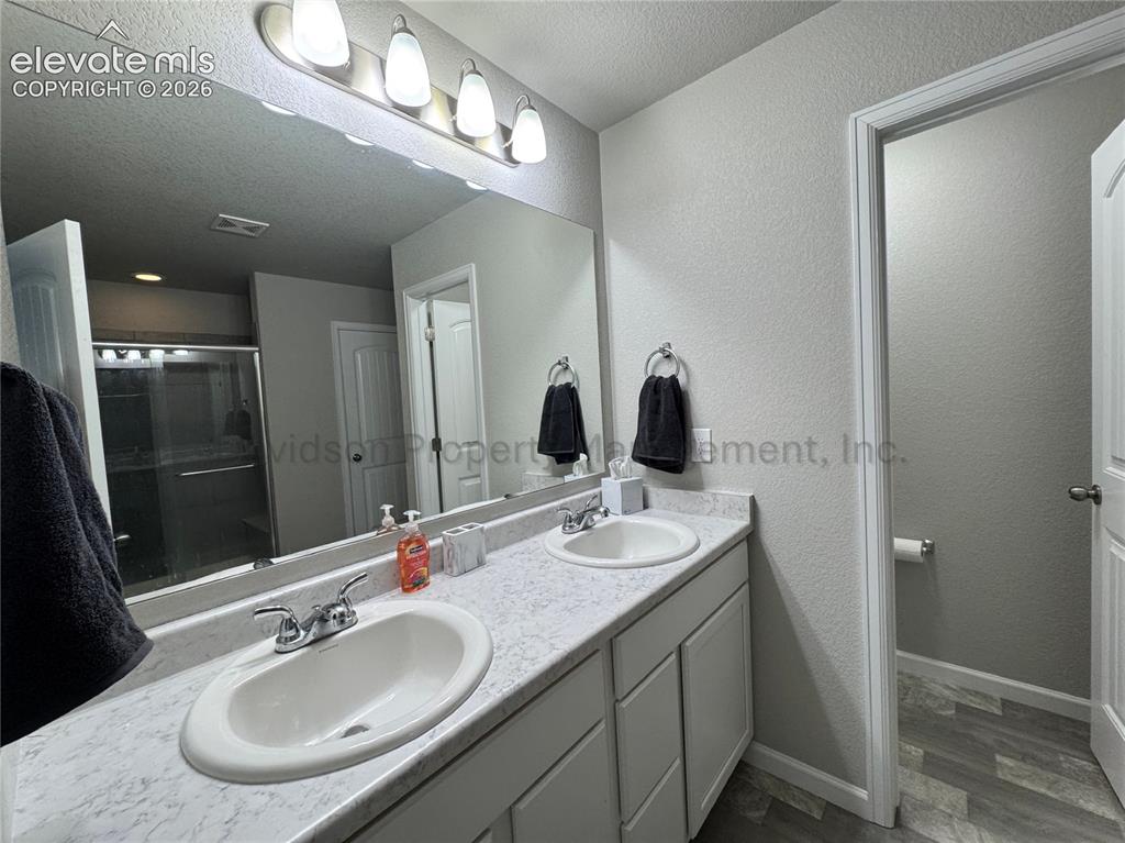 Image 11 of 16: Bathroom