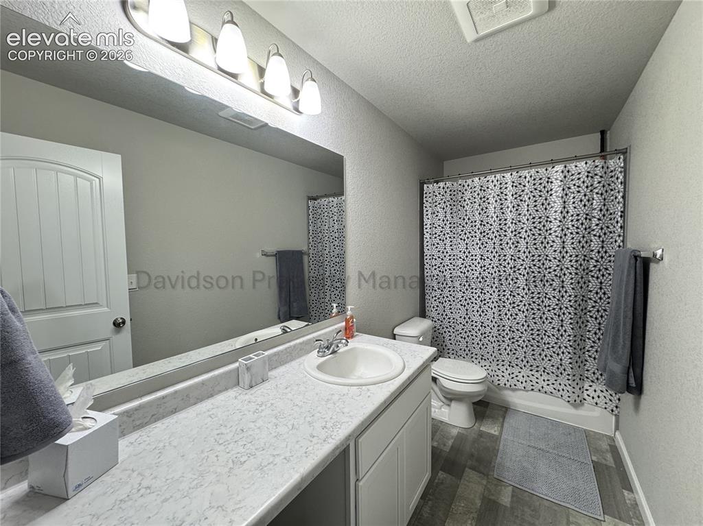 Image 13 of 16: Bathroom