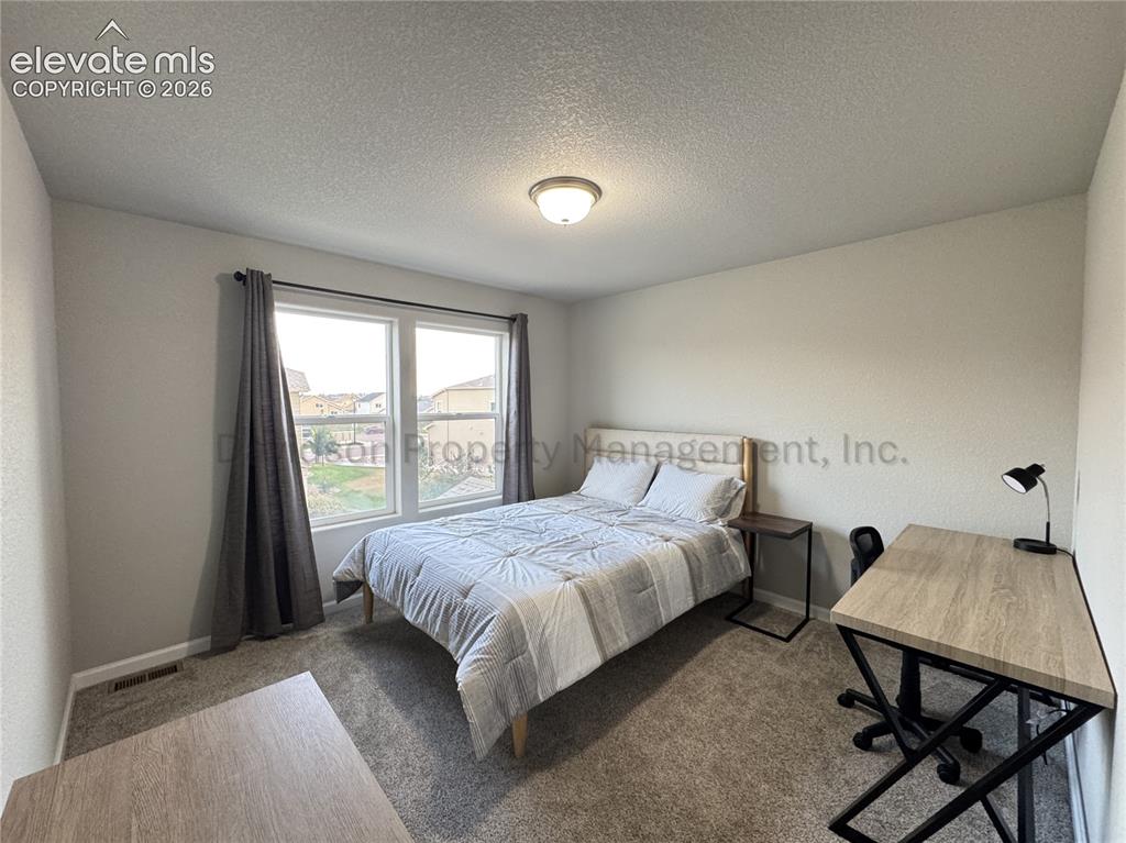 Image 14 of 16: Bedroom