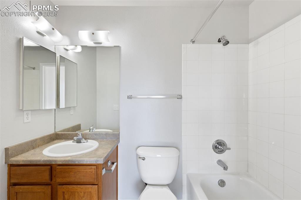 Image 20 of 34: En Suite Private Full Bathroom!