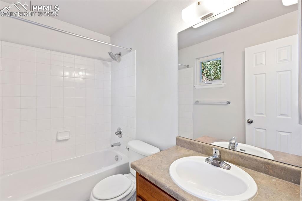 Image 23 of 34: Private Full Bathroom!