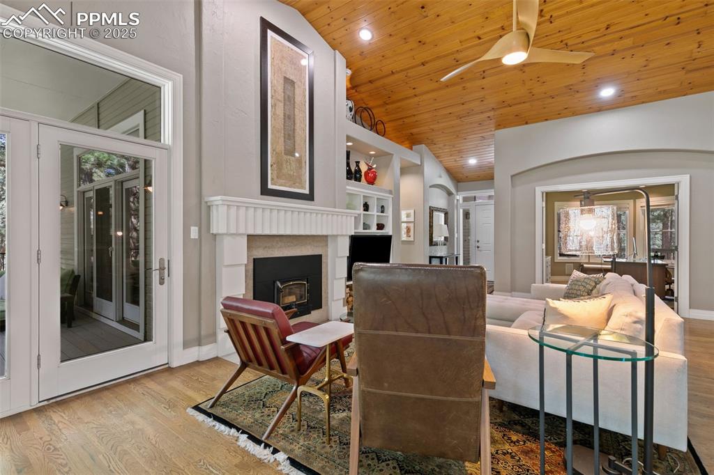 Image 10 of 50: Living Room