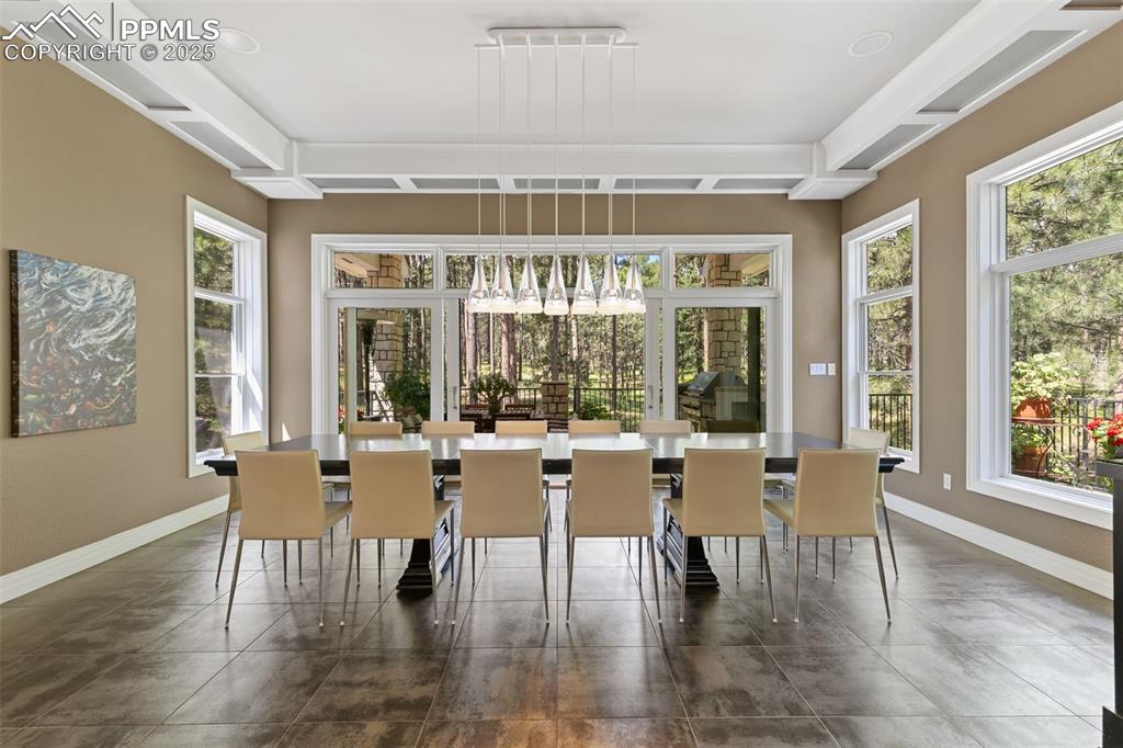 Image 11 of 50: Dining Area