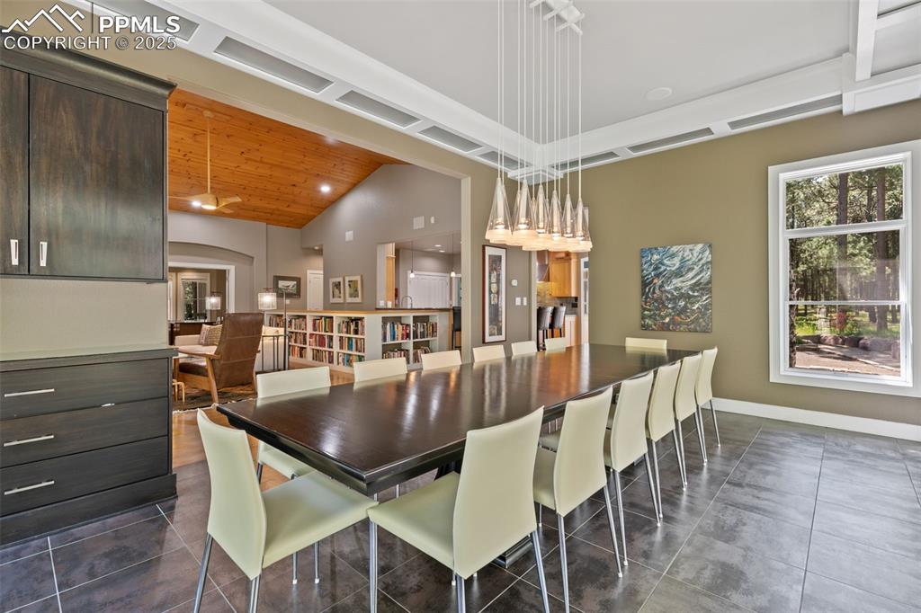 Image 14 of 50: Dining Area