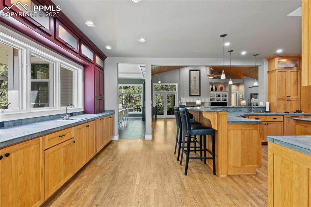 Image 18 of 50: Kitchen
