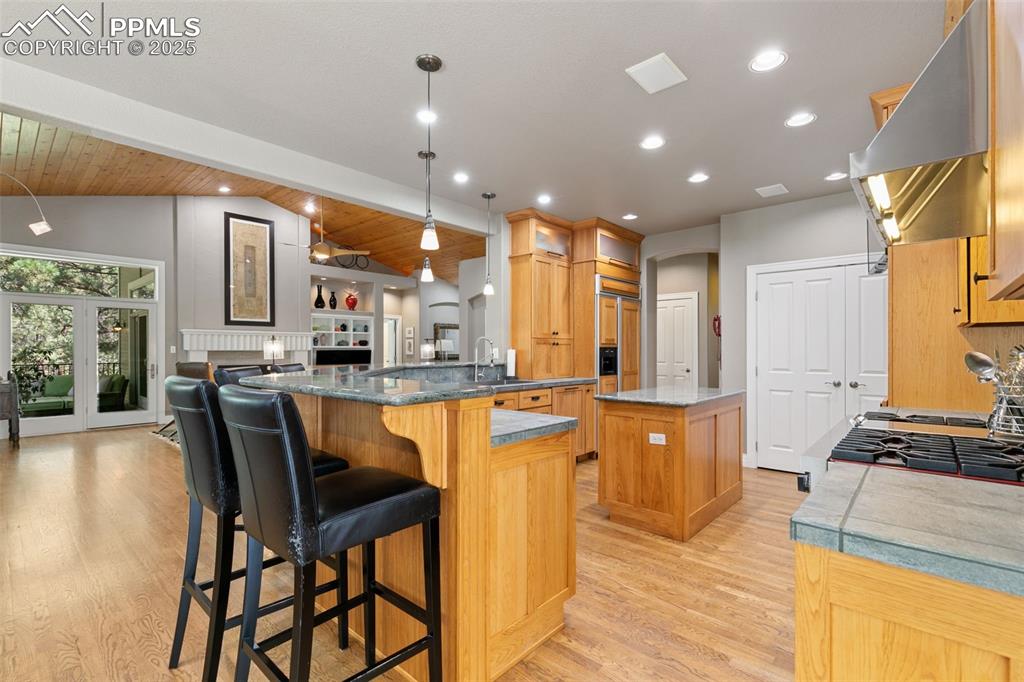Image 19 of 50: Kitchen