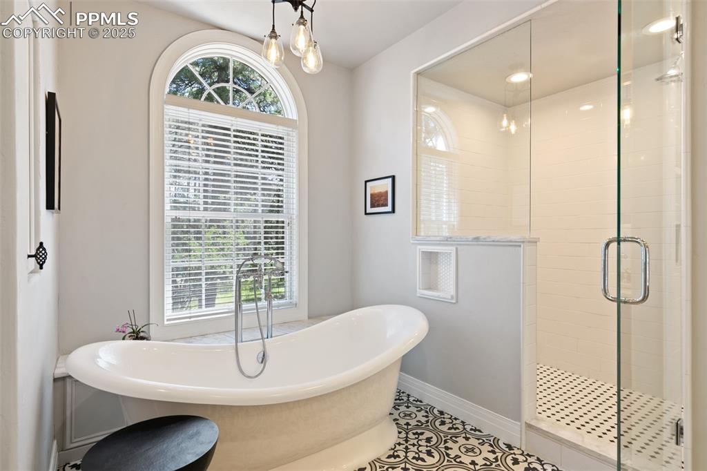 Image 29 of 50: Soaking tub and shower