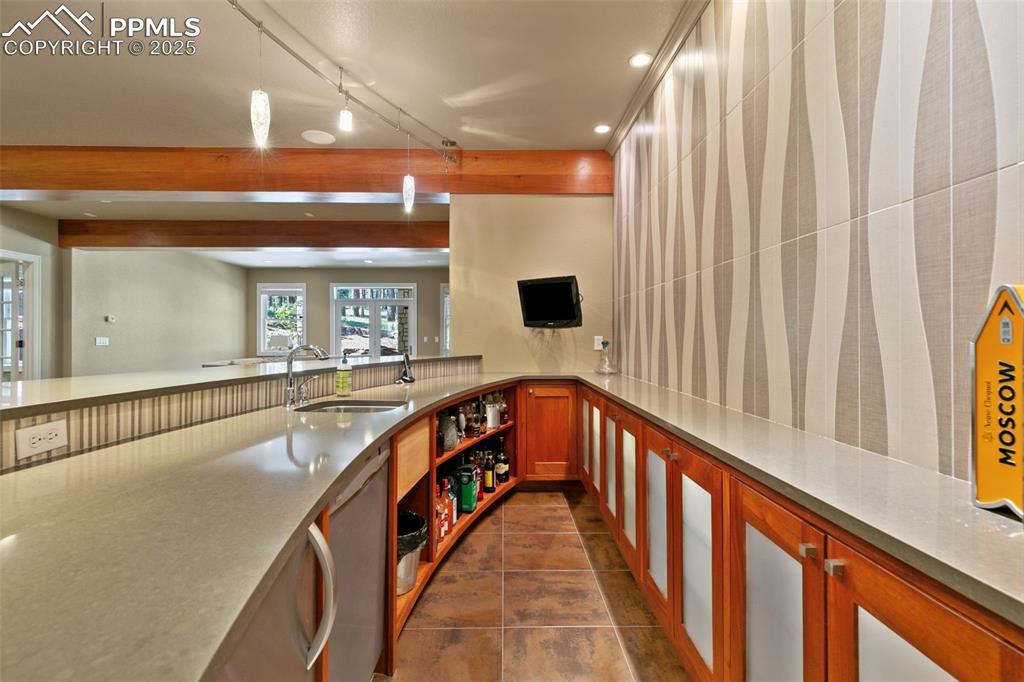 Image 40 of 50: Bar with all cppliances