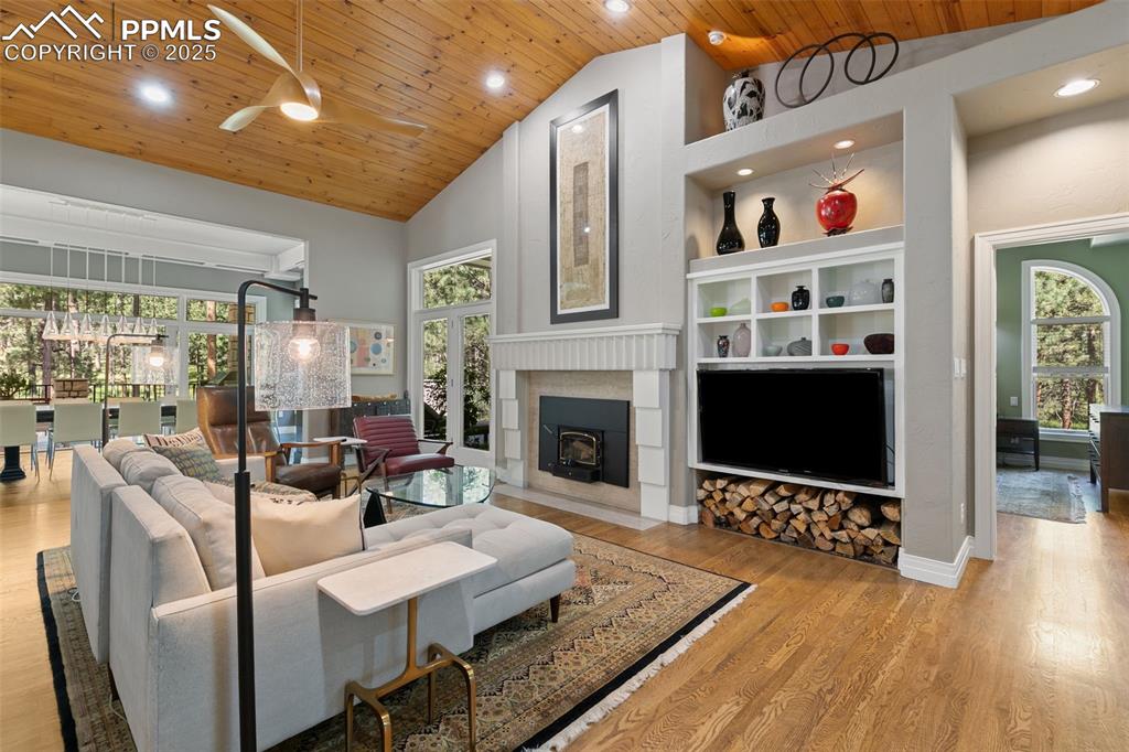 Image 8 of 50: Living Room