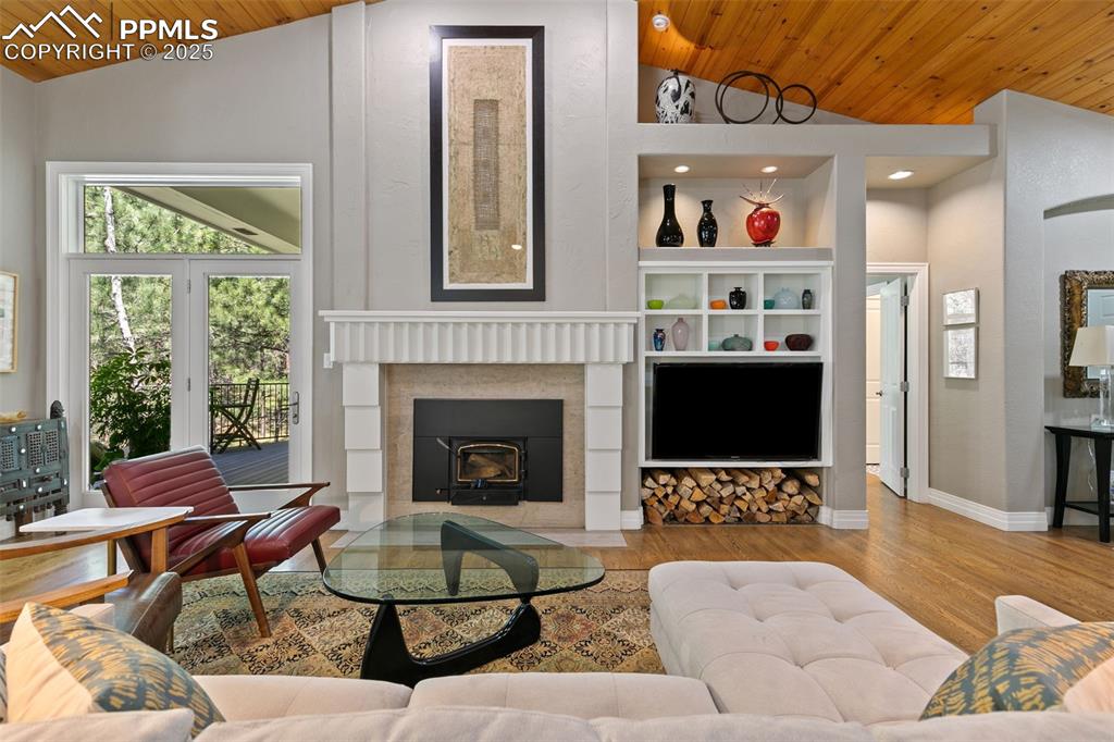 Image 9 of 50: Living Room