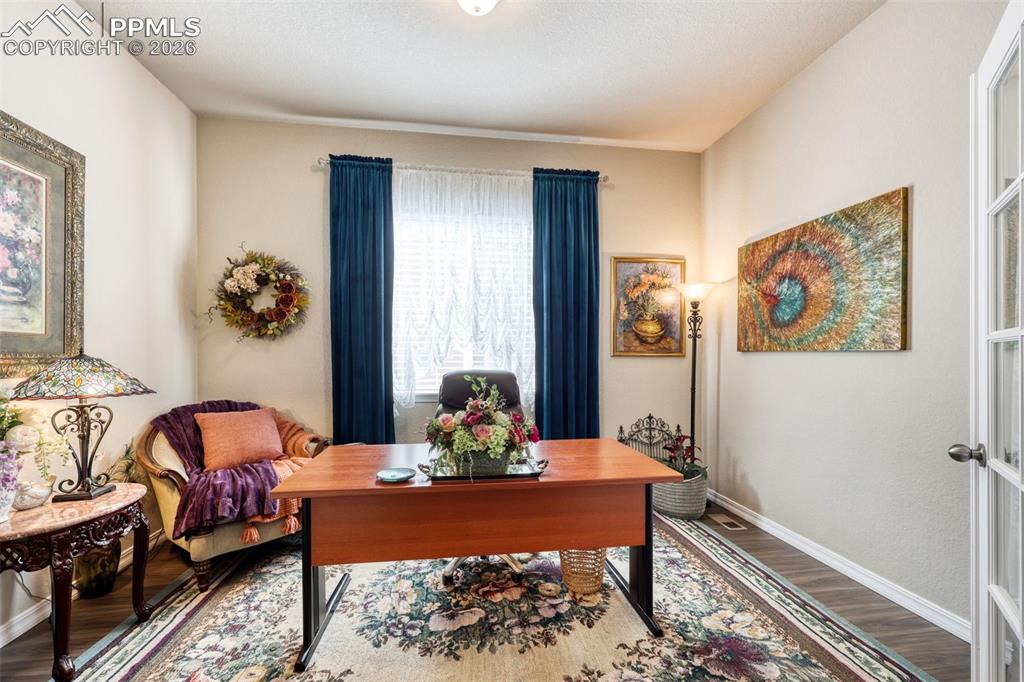 Image 10 of 50: Flex Space