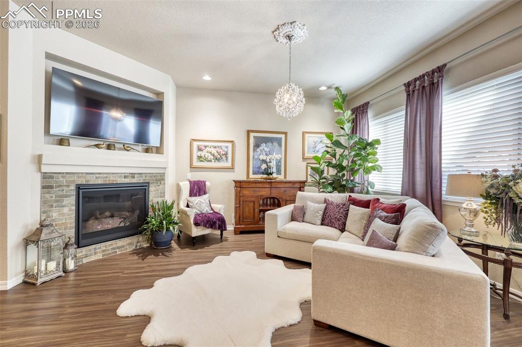 Image 14 of 50: Living Room