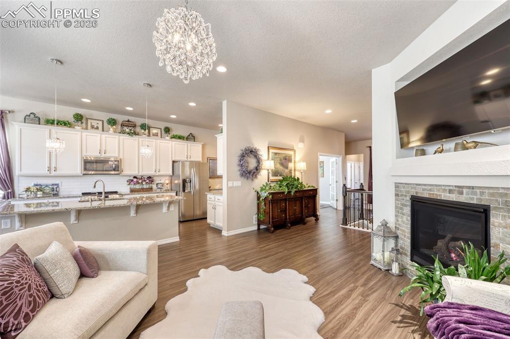 Image 17 of 50: Living Room