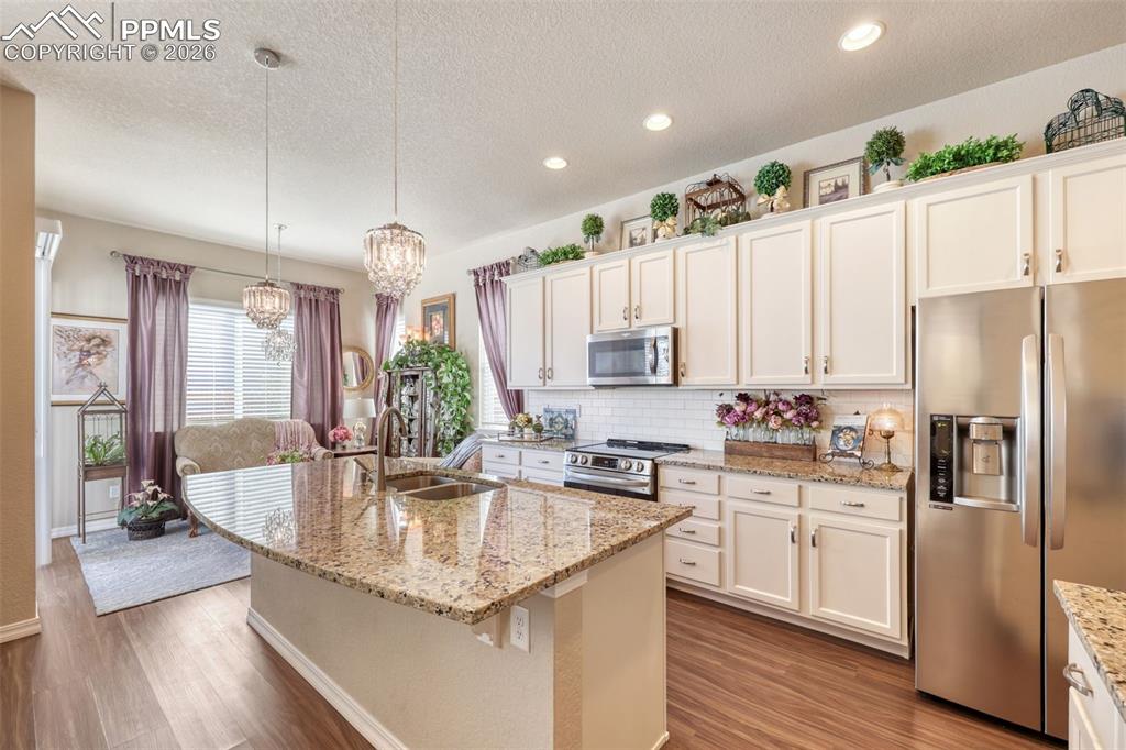 Image 18 of 50: Kitchen