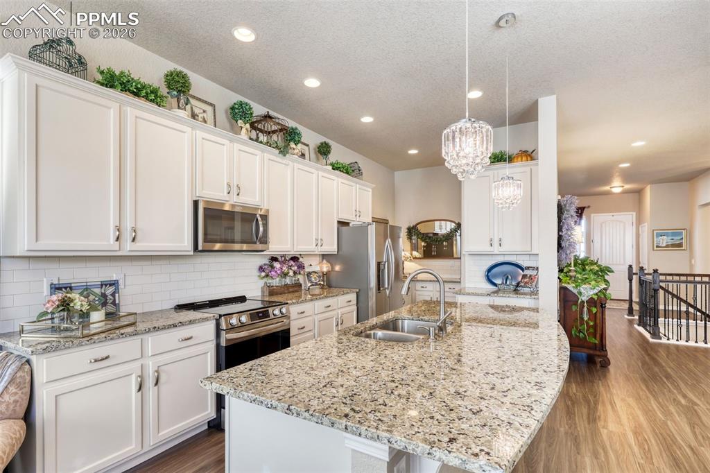 Image 19 of 50: Kitchen