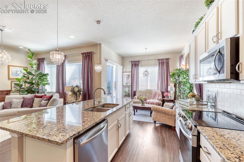 Image 21 of 50: Kitchen