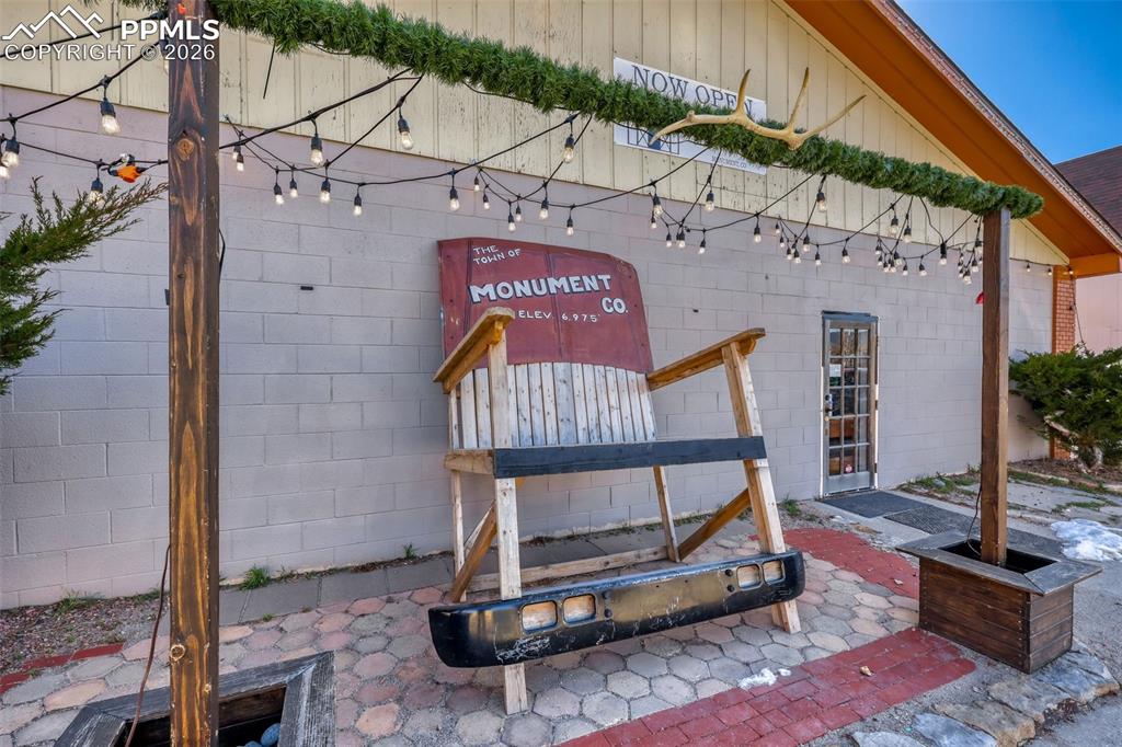 Image 47 of 50: Downtown Monument