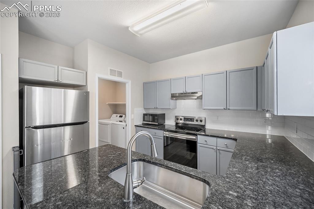 Image 13 of 42: Kitchen