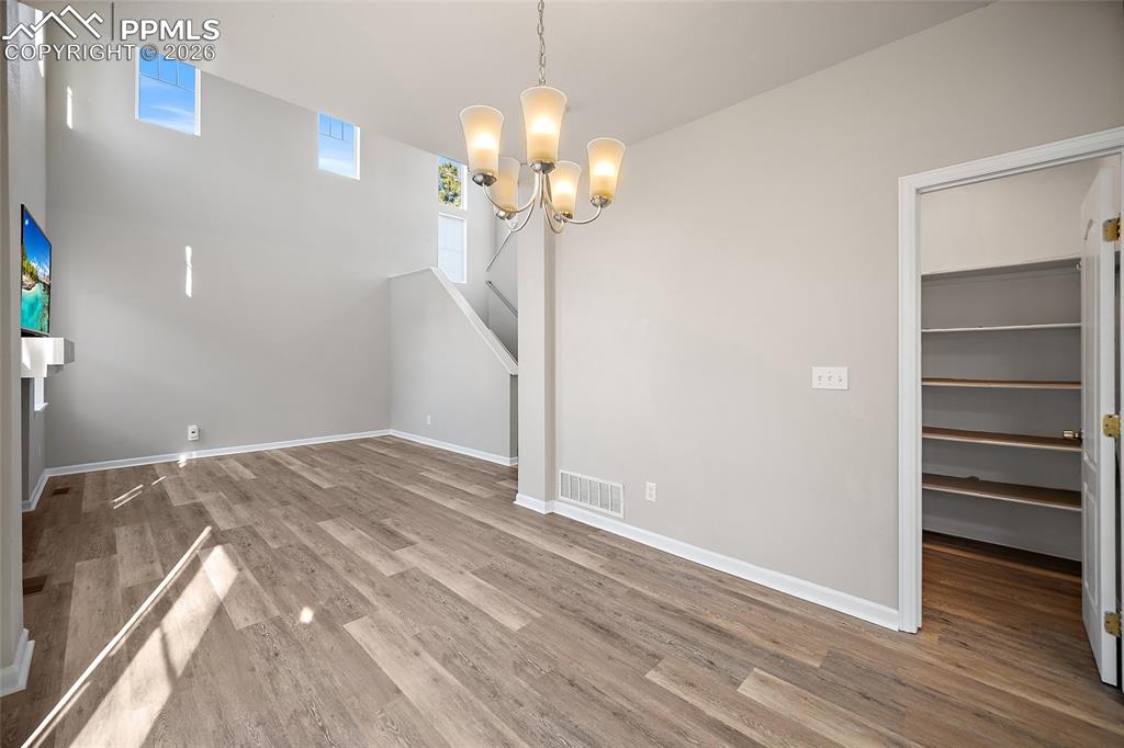 Image 14 of 42: Dining Area