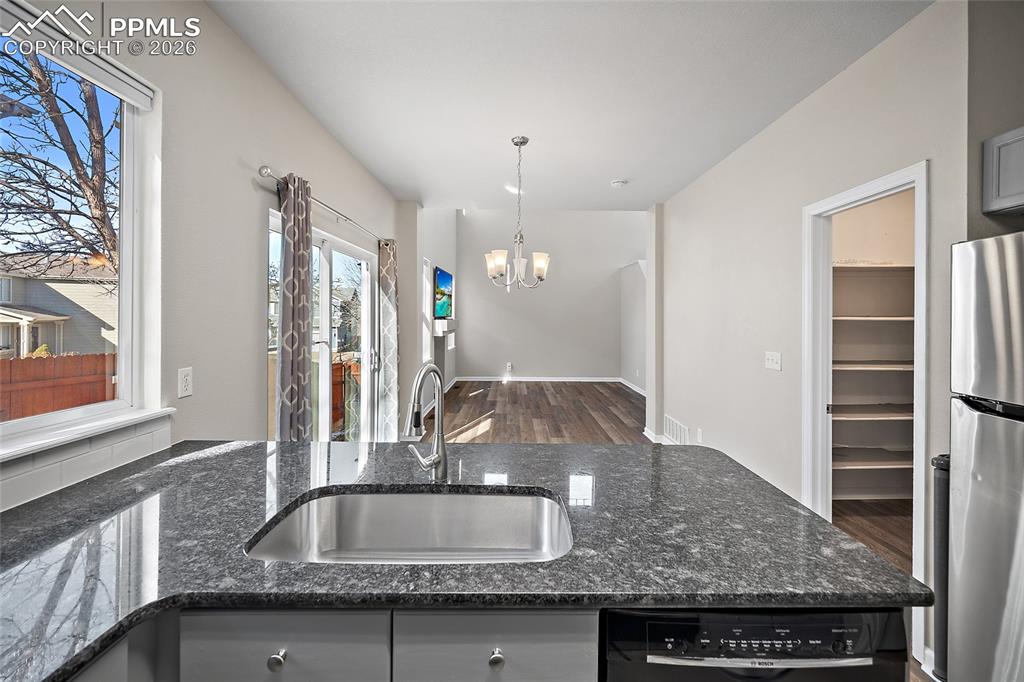 Image 19 of 42: Kitchen