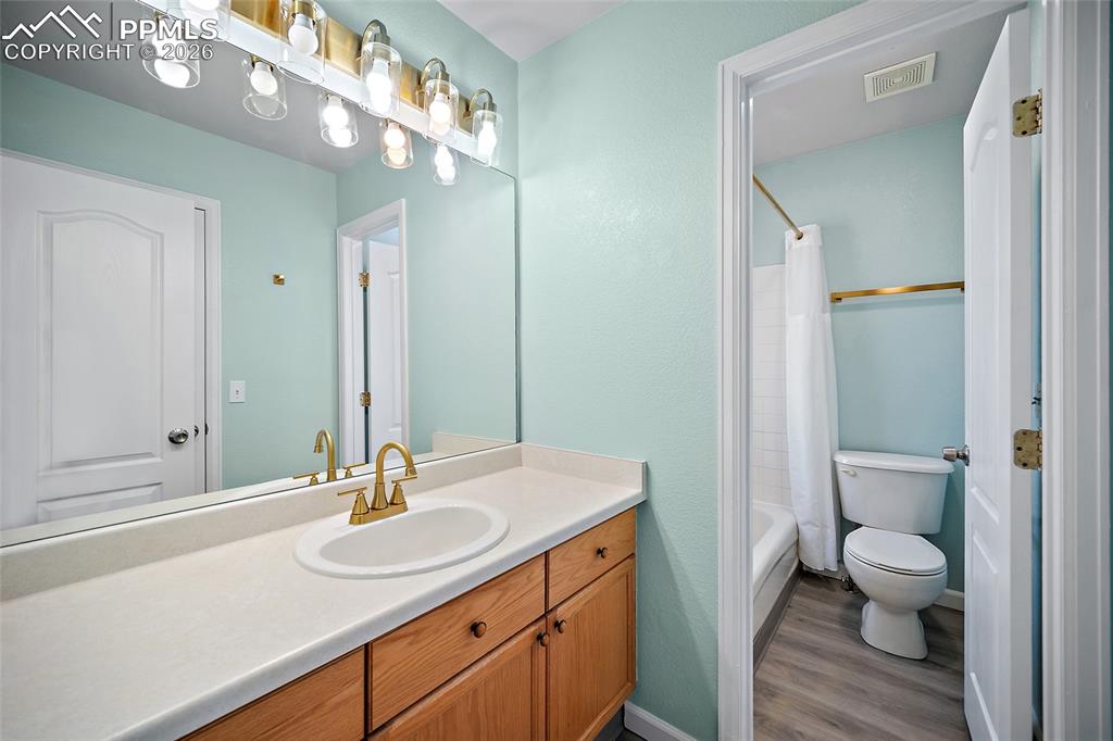 Image 24 of 42: Bathroom