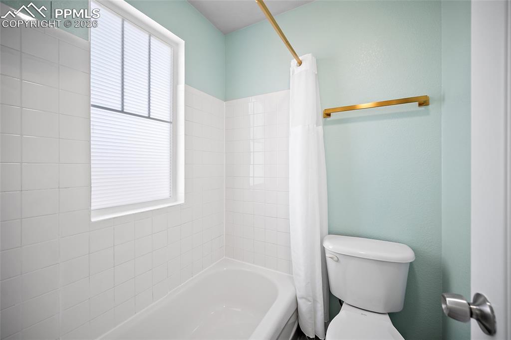 Image 25 of 42: Bathroom