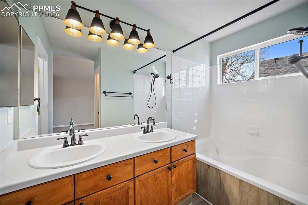 Image 31 of 42: Bathroom