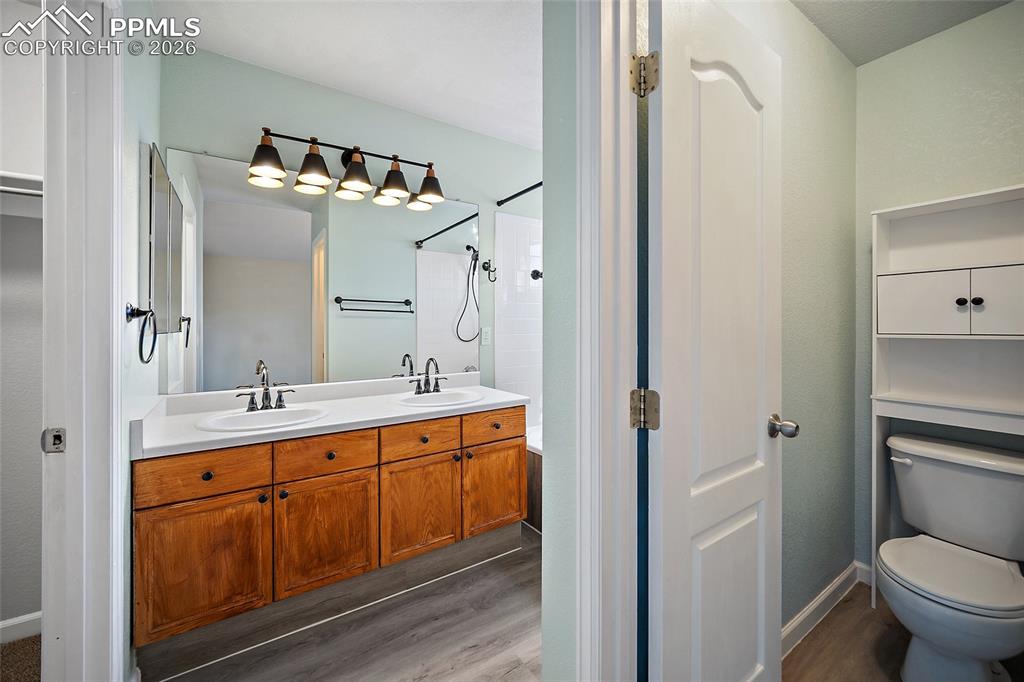 Image 32 of 42: Bathroom