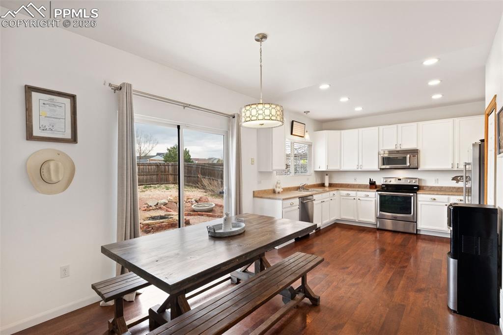 Image 11 of 36: Dining Area