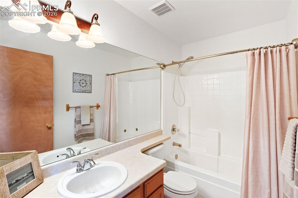 Image 29 of 36: Bathroom