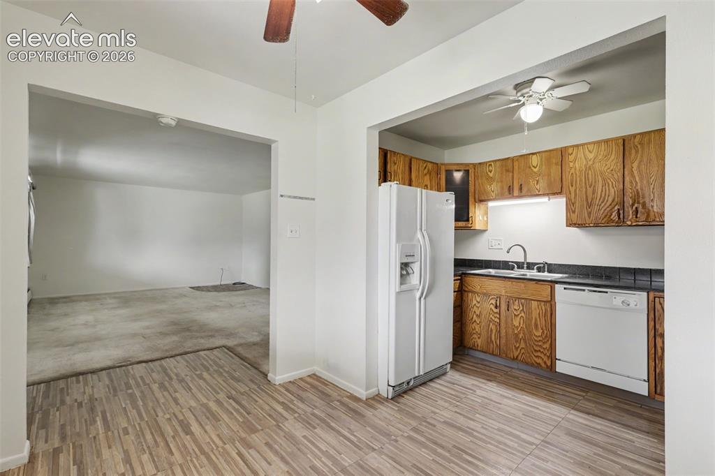 Image 10 of 27: Kitchen