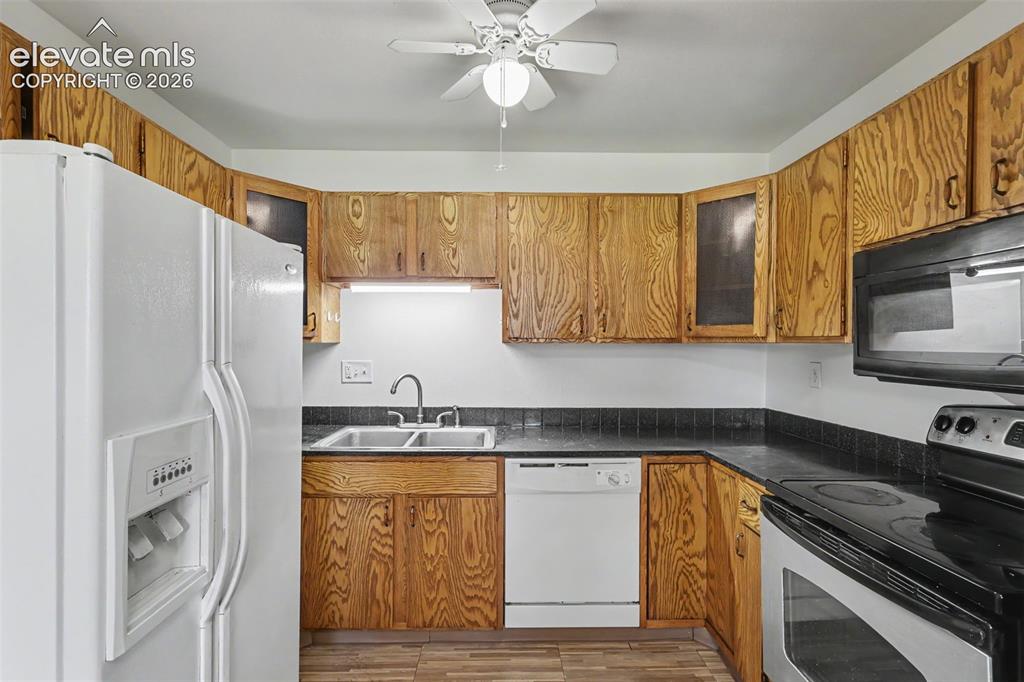 Image 11 of 27: Kitchen