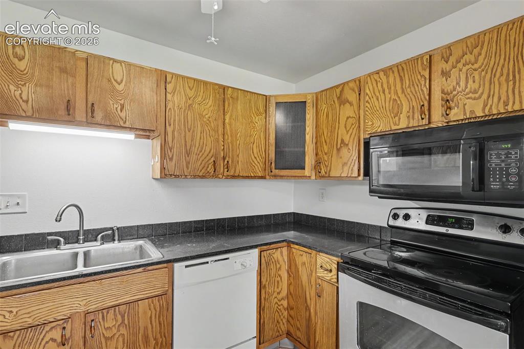 Image 12 of 27: Kitchen